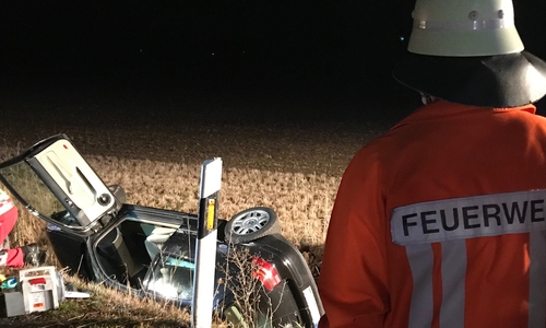 Das Fahrzeug landete auf der Seite liegend im Graben. Fotos: Presseteam der Feuerwehren Baddeckenstedt