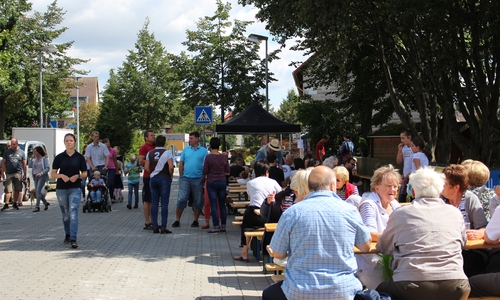 Das herrliche Sommerwetter lockte zahlreiche Gäste auf die Jubiläumsfeier der Jugendfeuerwehr Halchter. Fotos: Nick Wenkel