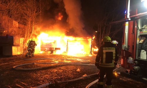 Die Flammen drohten bereits, auf anliegende Gebäude überzugreifen - die Einsatzleitung löste Sirenenalarm aus. Fotos: Feuerwehr Braunlage