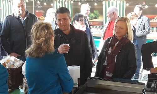 Sigmar Gabriel und Dunja Kreiser bei ihrem Gang über der Wochenmarkt. Foto: Kreiser 