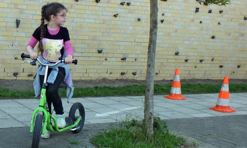 In der Grundschule Lehre wird während des Verkehrssicherheitstages auch ein Rollerparcours angeboten. Die Kinder die im Vorjahr Gleichgewicht mit dem Roller übten starten in diesem Jahr mit dem Fahrrad. Foto: Kreisverkehrswacht Helmstedt
