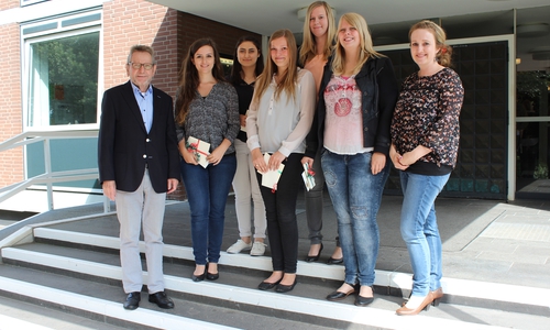 Von links: Bürgermeister Michael Kessler, Vanessa Beyer, Ivy Wittenberg, Jill Hackelbörger, Stefanie Ochmann (Mitarbeiterin in der Personalabteilung)
Hinten : Özden Özbag, Nicole Meyer