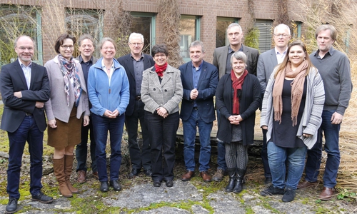 „Dorf ist nicht gleich Dorf“: Das Modellvorhaben startet mit einem Treffen der Projektgruppe mit Vertreterinnen und Vertretern von Land, vier Landkreisen sowie HAWK und Universität Göttingen. Foto: Landkreis Göttingen

 