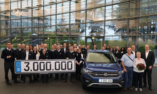 Am Montag, 18. November 2019, holten Ilona und Olaf Peitz ihren neuen T-Cross in der Autostadt ab. Es war die dreimillionste Fahrzeugauslieferung des automobilen Themenparks. Foto: Leitzke, Matthias