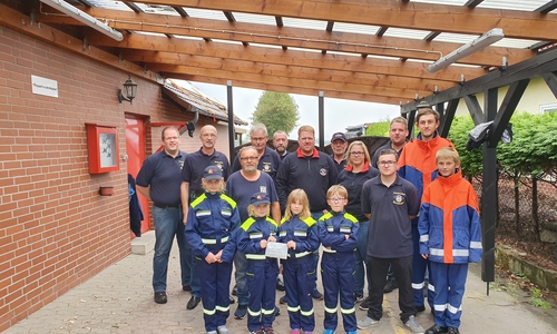 Nun konnten die Spendengelder der Jugenfeuerwehr Grassel übergeben werden. Foto: Feuerwehr Braunschweig