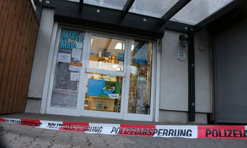Spurensuche am Tatort. Der Markt in der Fümmelser Straße wurde am Montagabend überfallen. Fotos: Werner Heise