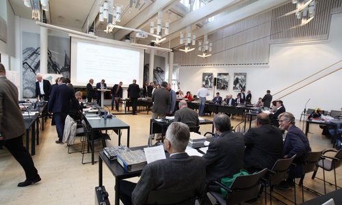 Mit einem Dringlichkeitsantrag wurde die Prüfung der Nebentätigkeiten des Oberbürgermeisters vorangetrieben und vom einstimmig Beschlossen. Foto: Alec Pein