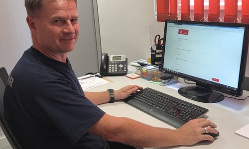 Ortsbrandmeister Ralf Sprang beim ausfüllen der Umfrage. Foto: Gemeinde Lehre