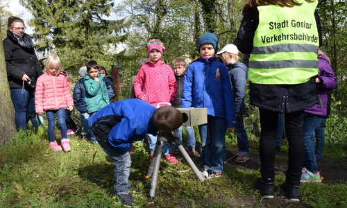 Die Kinder der Kita Vienenburg sehen sich die Messgeräte der städtischen Verkehrsüberwachung ganz genau an. Foto: Stadt Goslar