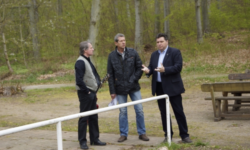 Uwe Schäfer stellvertretender Landrat Landkreis Wolfenbüttel (rechts) im Gespräch mit Rolf Kolodziej dem Bildungsobmann der IG BCE Ortsgruppe Wittmar(mitte) und Uwe Borns(links) von der KITE COUNTRY Band. Foto: Privat