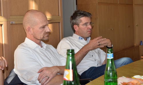 Uwe Schwenke de Wall junior vom Verein pro Goslar und Oberbürgermeister Dr. Oliver Junk lauschen den Ausführungen der Firmenvertreter.

Foto: Stadt Goslar