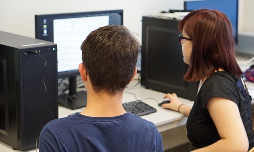 Schülerin und Schüler des Phönix-Gymnasiums Wolfsburg beim gemeinsamen Programmieren einer Laserlichtschranke mit Arduino. Foto: Ostfalia