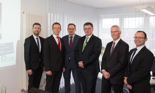 Dennis Weilmann, Dezernent für Wirtschaft, Digitales und Kultur bei der Stadt Wolfsburg, Wolfsburgs Oberbürgermeister Klaus Mohrs und Thomas Krause, Vorstand der Wolfsburg AG, besuchten heute den Ingenieurdienstleister QTES GmbH. Begrüßt wurden sie von den QTES-Geschäftsführern Hans-Werner Brandt und Bernfried Groß sowie Prokurist Darius Kilka. Foto: Wolfsburg. AG