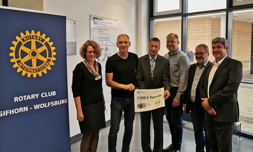 Spendenübergabe an der Ostfalia in Wolfsburg (von links): Antje Fitschen-Lischewski, Studiendekanin der Fakultät Wirtschaft, Ostfalia, Udo Eisenbarth, Leiter der Jugend- und Drogenberatung Wolfsburg, Jürgen Ebbecke, 1. Vorsitzender des Kinder- und Jugendschutzes Wolfsburg,Frank Harmeling, Geschäftsführer Braintec Gmbh, Lehrbeauftrager an der Fakultät Wirtschaft der Ostfalia und Mitveranstalter der Glücksveranstaltung,Simon Thamm, Präsident des Rotary Clubs Gifhorn-Wolfsburg, und Dr. Mike Hoffmeister, Glücksforscher, Ostfalia. Foto: Ostfalia