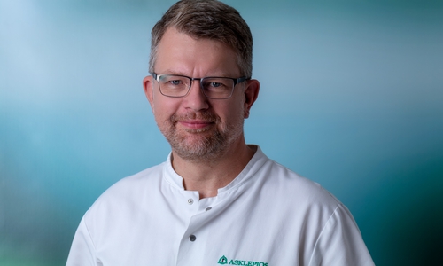 Zum Auftakt referiert Chefarzt Ralf Koch zum Thema „Durchblutungsstörungen der Beine – Wenn jeder Weg zu weit ist“. Foto: Asklepios Harzklinik Goslar