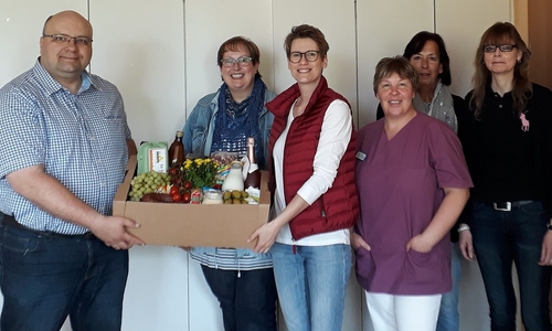 Tobias Immenroth übergibt einen Frühstückskorb an Monja Kalkreuter und Kolleginnen. Foto: privat