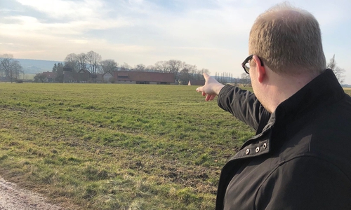 „Sehr dicht.“, Domeier zeigt auf den Hagenhof aus etwa der Entfernung, in der ein Windrad stehen könnte. Foto: Jörn Domeier