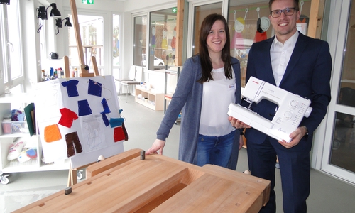 Gut ausgestattet ist das neue Kunstatelier der Kindertagesstätte St. Heinrich. Kindergartenleiterin Jenny Hiegeist zeigte Heiko Hoffmann, Vorstand der Bürgerstiftung Sparkasse Gifhorn-Wolfsburg, wo die Kinder ihre Kreativität ausleben. Foto: Sparkasse Gifhorn-Wolfsburg 