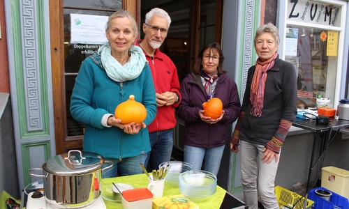 Susanne Kracht, Manfred Kracht (beide Vorstand Z/U/M/), Nicola Keneder (BUND) und Erica Neumann (ADFC) informieren über Kürbisse und vieles mehr. Fotos: Alexander Dontscheff