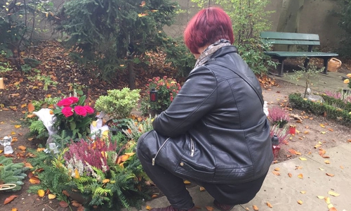 Annika M. ist fassungslos. Diebe stahlen zwei Fackeln vom Grab ihres kürzlich verstorbenen Mannes. Foto: Anke Donner