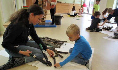 Mit Naturwerkstoffen und den Händen arbeiten - THG-Schüler und Kita-Kinder schufen gemeinsam Kunstwerke. Fotos: Kita Varietà