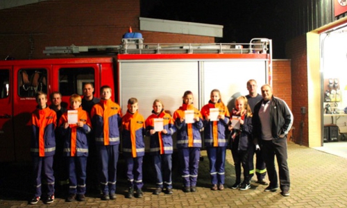 Fünf Jugendliche der Jugendfeuerwehr Groß Stöckheim können sich über das Deutsche Sportabzeichen freuen. Foto: Privat