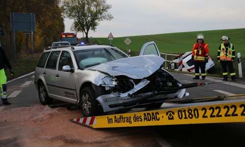 Bei der Kollision des Audis und des VW wurden zwei Personen verletzt. Fotos: Rudolf Karliczek