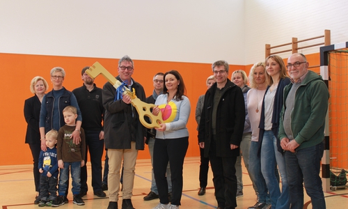 Architekt Dierk Thiede (4. von links) übergibt symbolisch den Schlüssel an Samtgemeindebürgermeisterin Anja Meier, die ihn sogleich weiterreichte an die vertretenen Vereinsvorstände. Foto: Samtgemeinde Boldecker Land