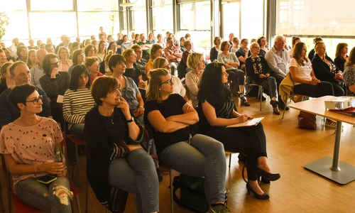 Volles Haus - mit dem Vortrag von Gee Vero zog das DRK zahlreiche Zuhörer an. Foto: DRK