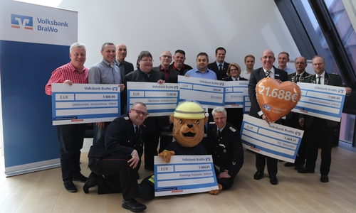 Jörg Tiede (Mitte), übergab die Spenden symbolisch an die Vertreter der begünstigten Vereine und Institutionen. Fotos: Volksbank BraWo