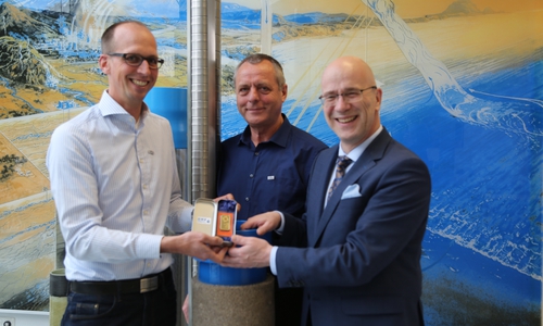 Markus Hollmann, Geschäftsführer der GWE, und Eduard Pfizenmaier, GWE Vertrieb, übergaben den Goldbarren an Stefan Honrath, Botschafter von United Kids Foundations und Leiter der Direktion Peine der Volksbank BraWo. Foto: Volksbank BraWo 