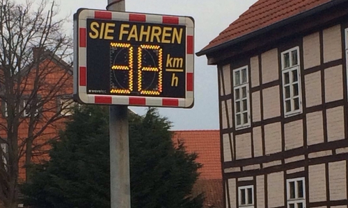Ortsbürgermeister Tobias Schliephake ist erfreut über die neue Geschwindigkeitsanzeige. Foto: Privat
