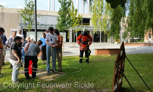 An der Spritzwand konnten die Teilnehmer mit der Kübelspritze selbst aktiv werden. Foto: Feuerwehr Sickte