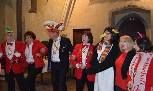 Renate Lucksch feiert mit Andreas Möller und den Jecken den Start der 5. Jahreszeit. Foto: Stadt Goslar