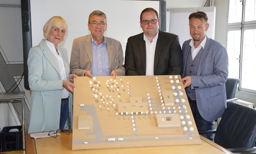 Die Mansfeld-Löbbeke Stiftung will in Wolfenbüttel ein neues Verwaltungsgebäude kaufen. Vorstand Christiane Redecke, Bürgermeister Thomas Pink, Kaufmännischer Leiter Yves Zinn und Stadtbaurat Ivica Lukanic bei der Vorstellung des Planes. Foto: Thorsten Raedlein 
