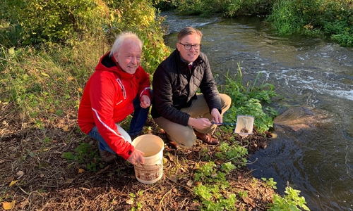 60 Farmaale setzten Jürgen Wagner, Naturschutzbeauftragter des Landkreises Gifhorn, und Landrat Dr. Andreas Ebel in die Oker. Foto: Landkreis Gifhorn