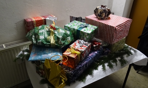 Der „Gabentisch“ der Freiwilligen Feuerwehr mit den Geschenken des diesjährigen Wichtelspiels. 
 Foto: Peter G. Matzuga