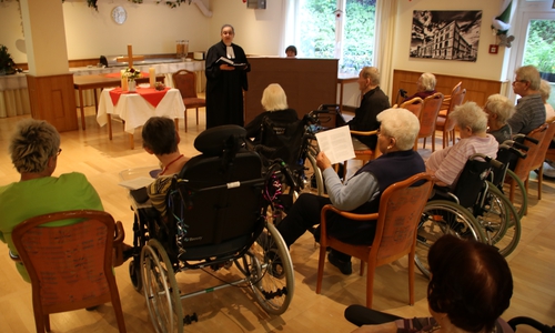 Die Bewohner des Seniorenzentrums freuen sich über den letzten Gottesdienst. Foto: Senioren- und Therapiezentrum am Herrenhaus Sickte
