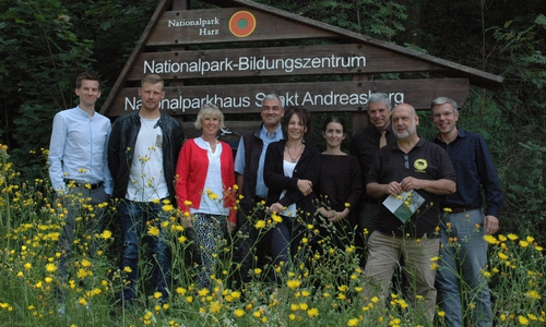Von links: Konstituierende Sitzung des Vergaberats der Nationalpark-Partnerschaft Harz: Simon Leimbrinck (inspektour GmbH), Sebastian Günther (Ferienwohnungen am Markt), Sabine Günther (Sprecherin der Nationalpark-Partner), Thomas Appel (Nationalparkhaus Sankt Andreasberg), Cordula Dähne-Torkler (Nationalparkverwaltung), Christin Alshut (Tourismus GmbH Ilsenburg), Lutz Peters (Nationalpark-Beirat), Dr. Friedhart Knolle (Gesellschaft zur Förderung des Nationalparks Harz) und Ralf Trimborn (inspektour GmbH). Foto: Nationalpark Harz
