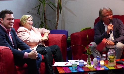 v.l. SPD-Landtagskandidat Philipp Raulfs, die niedersächsische Sozialministerin Cornelia Rundt und Pastoralreferent Martin Wrasmann diskutierten auf dem roten Sofa. Foto: SPD Gifhorn
