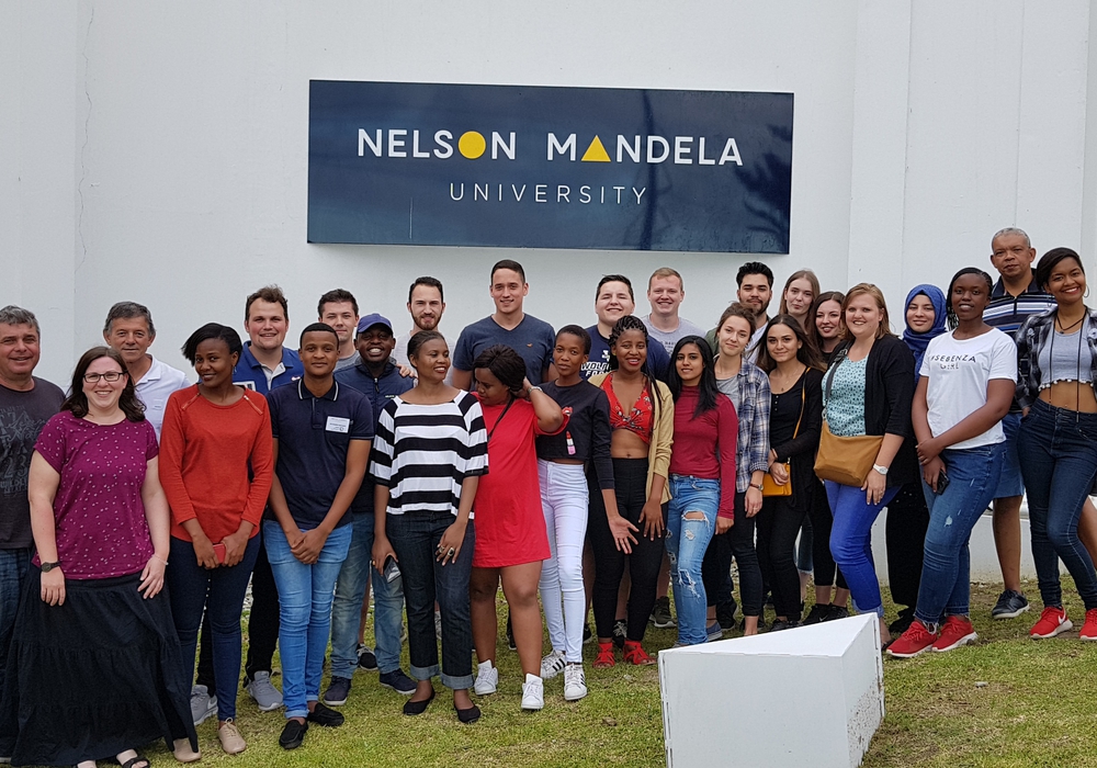 Die Studierenden der Ostfalia Hochschule und der Nelson Mandela Universität gemeinsam am Campus in Port Elizabeth. Foto: Ostfalia