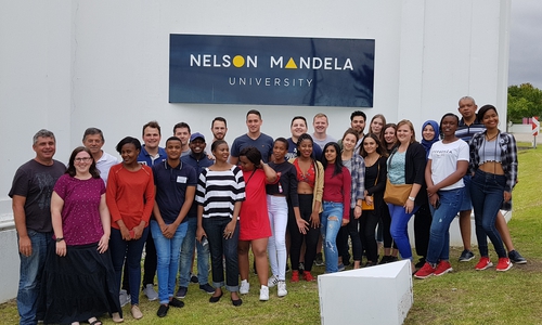 Die Studierenden der Ostfalia Hochschule und der Nelson Mandela Universität gemeinsam am Campus in Port Elizabeth. Foto: Ostfalia