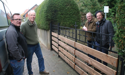 Das Destedter Friedhofstor wurde mit vereinten Kräften wieder angebracht: v.l.: Aleksander Makula, Bernhard Brückner, Joachim Luer und Ortsbürgermeister Matthias Böhnig.

Foto: Diethelm Krause-Hotopp