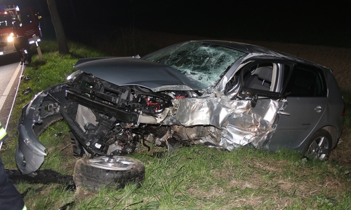 Der VW-Golf United wurde bei dem Aufprall völlig zerstört. Fotos: Rudi Karliczek