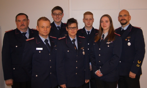 Foto (v.l.n.r.): Stadtbrandmeister Rüdiger Hartmann, Ortsbrandmeister Olaf Glaeske, Tim-Linus Teufert, Stellvertretende Ortsbrandmeisterin Tanja Weilbier, Phillip Schmidt, Anna Gierschner, Brandabschnittsleiter West Florian Graf. Foto: Privat