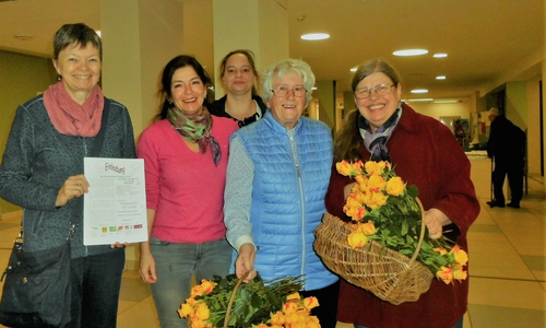 DGB Frauen Peine verteilen Rosen im Klinikum Peine am Internationalen Frauentag: von links nach rechts: Gabi Mierse, Christine Leckelt, Janet Möwing, Ingrid Koch, Nanni Rietz-Heering. Foto:  ver.di Ortsverein Peine