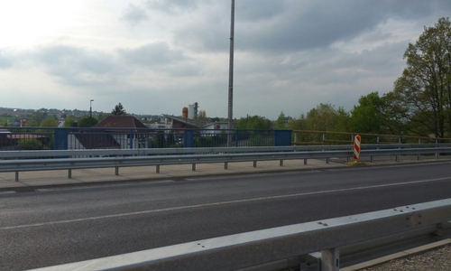 An der Brücke Halchter wurden die Geländer angebracht. Allerdings wurden hier verschiedene Materialien verwendet. Das sorgt für Verwunderung. Fotos: Eva Sorembik