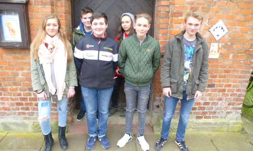 Die Konfirmanden aus Werlaburgdorf von links: Mia Lütgeharm, Jannis Wondra, Laurenz Tappe, Elisa Wehner, Tim-Luca Fricke, Ben-Luca Prietz. Foto: Ev.-luth. Johannesgemeinde Schladen-Werla
