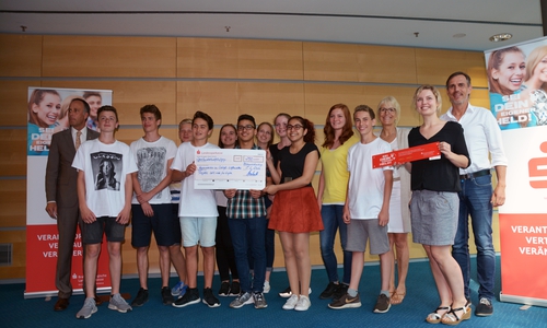 Landessparkasse und ABENTEUERHAUS zeichnen Schulen aus
Schüler präsentieren ihre Projektideen.  Hier erhalten Schülerinnen und Schüler des Wolfenbütteler Gymnasiums im Schloss ihre Auszeichnung. Foto: Braunschweigische Landessparkasse