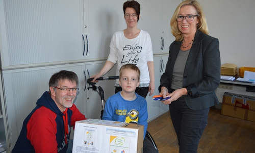 Von links: Klaus Novello mit Fabiano, Petra Eickmann-Riedel, dahinter Marion Novello. Foto: Pressestelle Samtgemeinde Sickte
